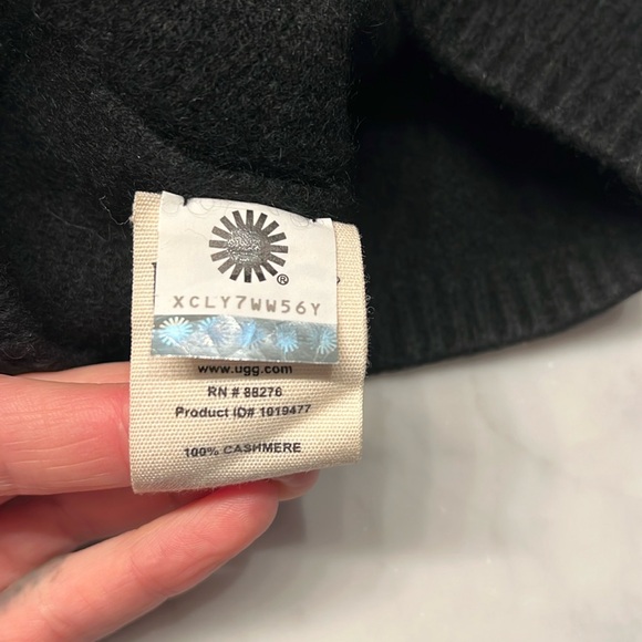 UGG 100% cashmere hat glove set. Black. EUC - Picture 2 of 7